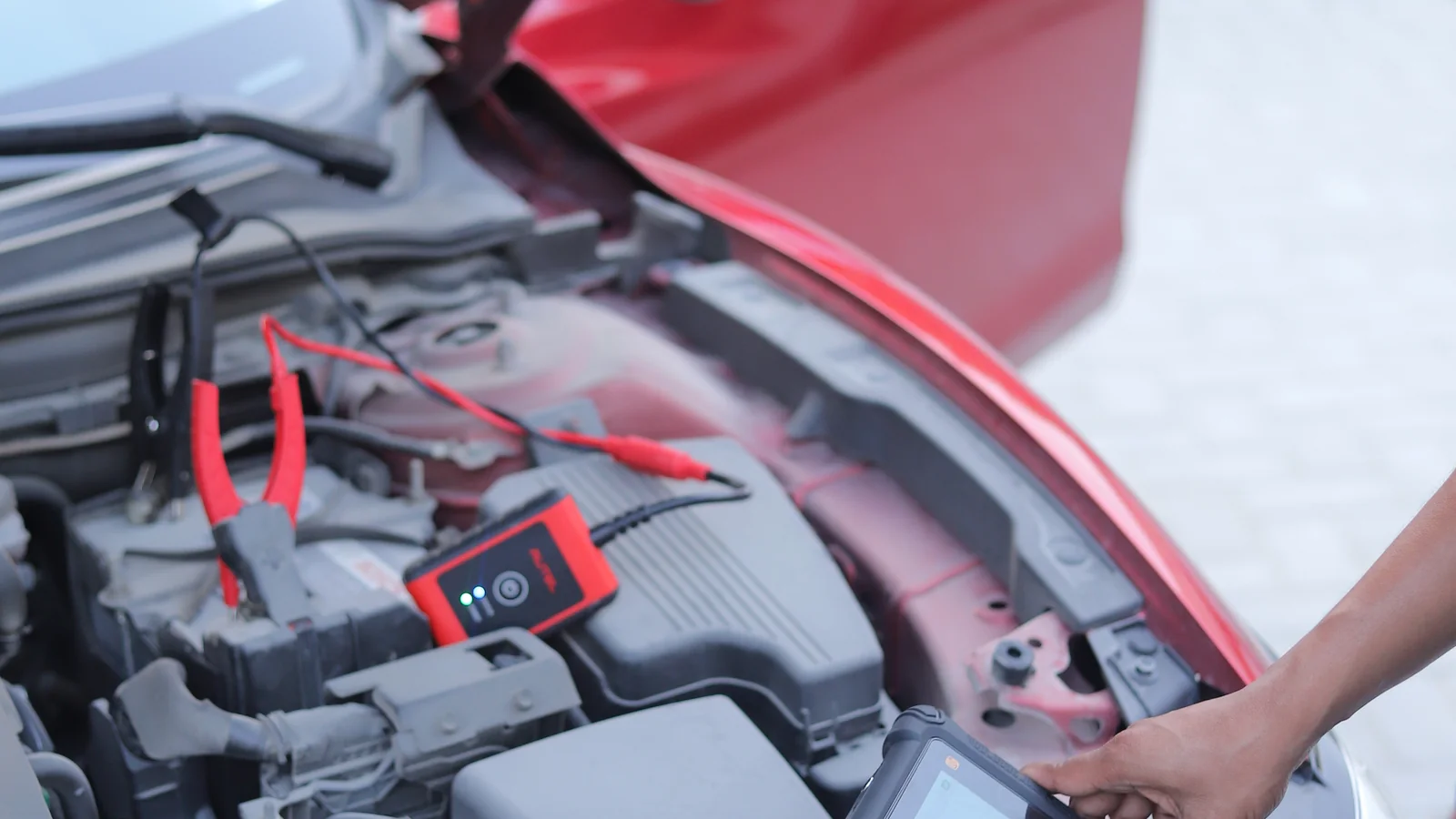 جهاز Autel أثناء الفحص التشخيصي لدى E3LEVEN