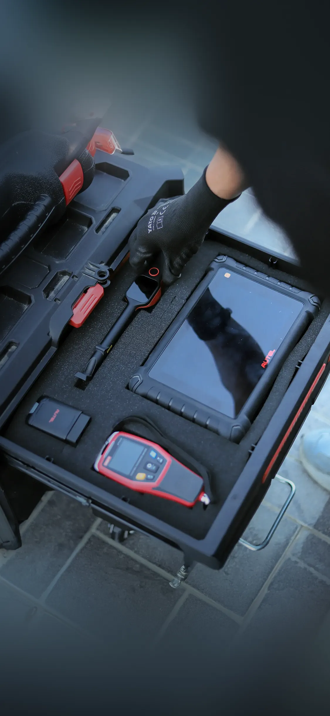 Car inspection scene 3 (mobile)